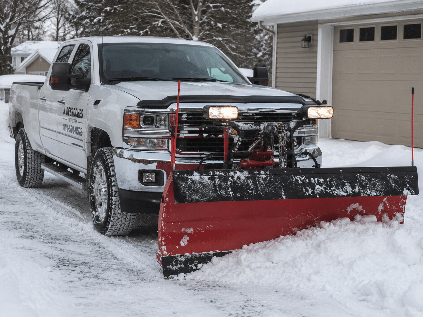 Camionnette équipée d’une lame à neige pour le déneigement
