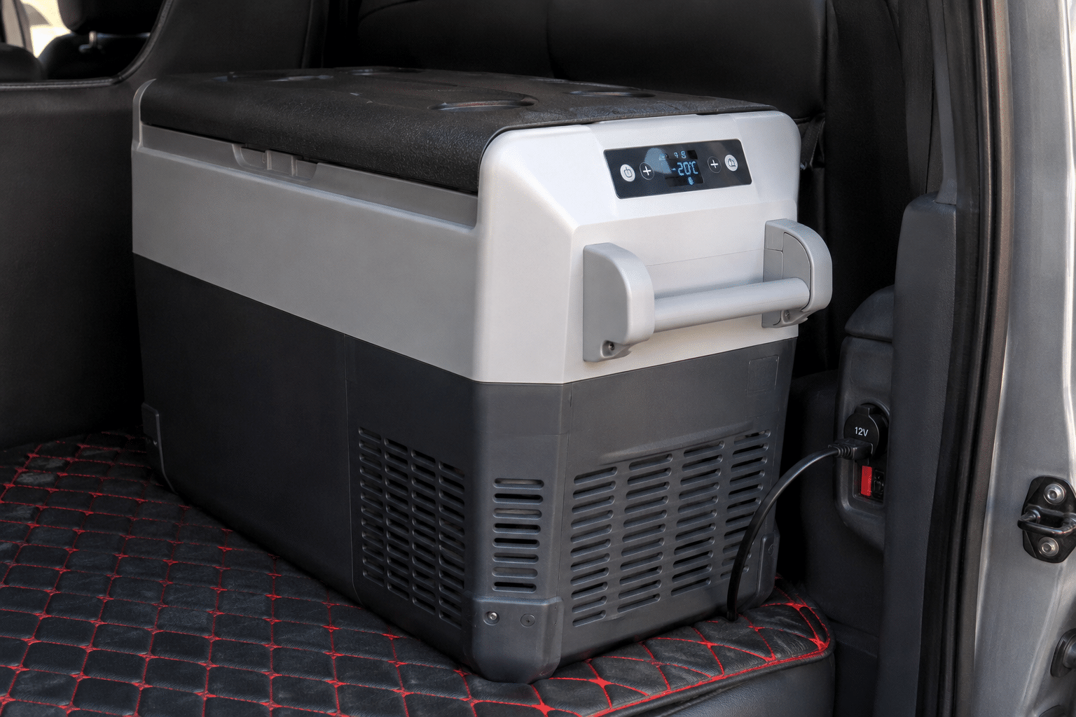 Réfrigérateur portable 12 V installé dans un véhicule pour le voyage et le camping