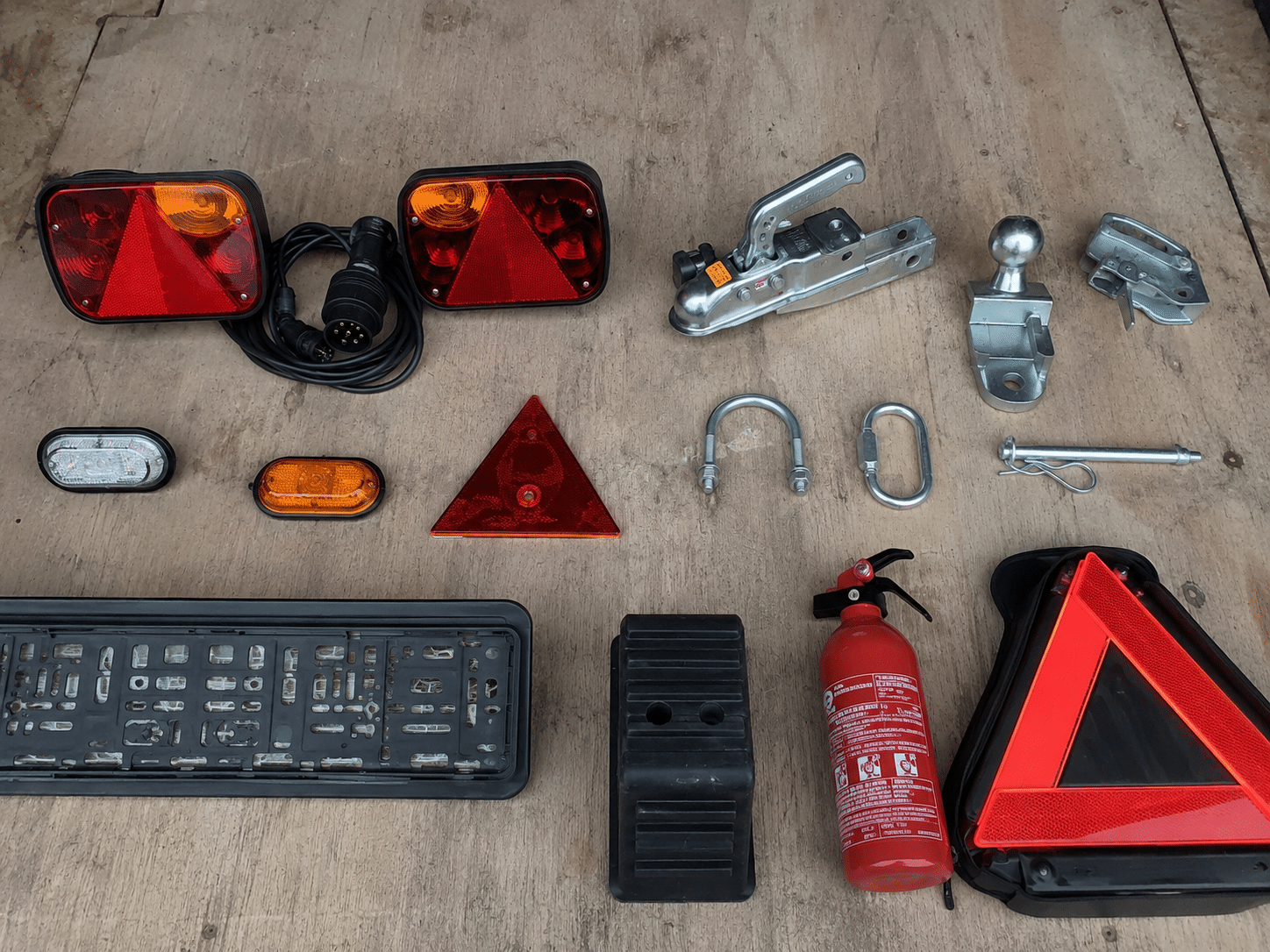 Accessoires pour remorque comprenant feux, attelage, boule, réflecteurs et équipements de sécurité