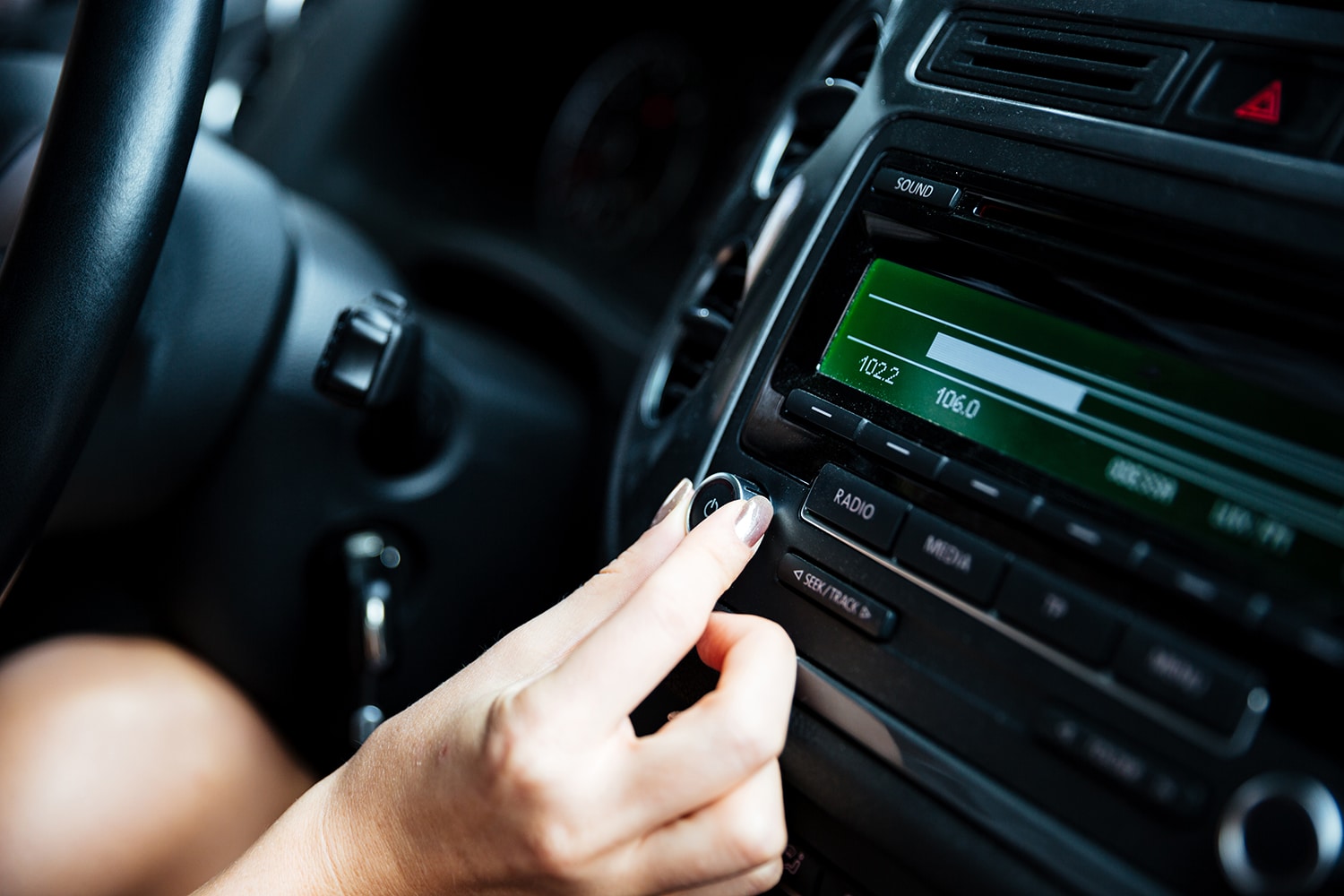 Réglage de la radio et du système audio intégré au tableau de bord d’un véhicule