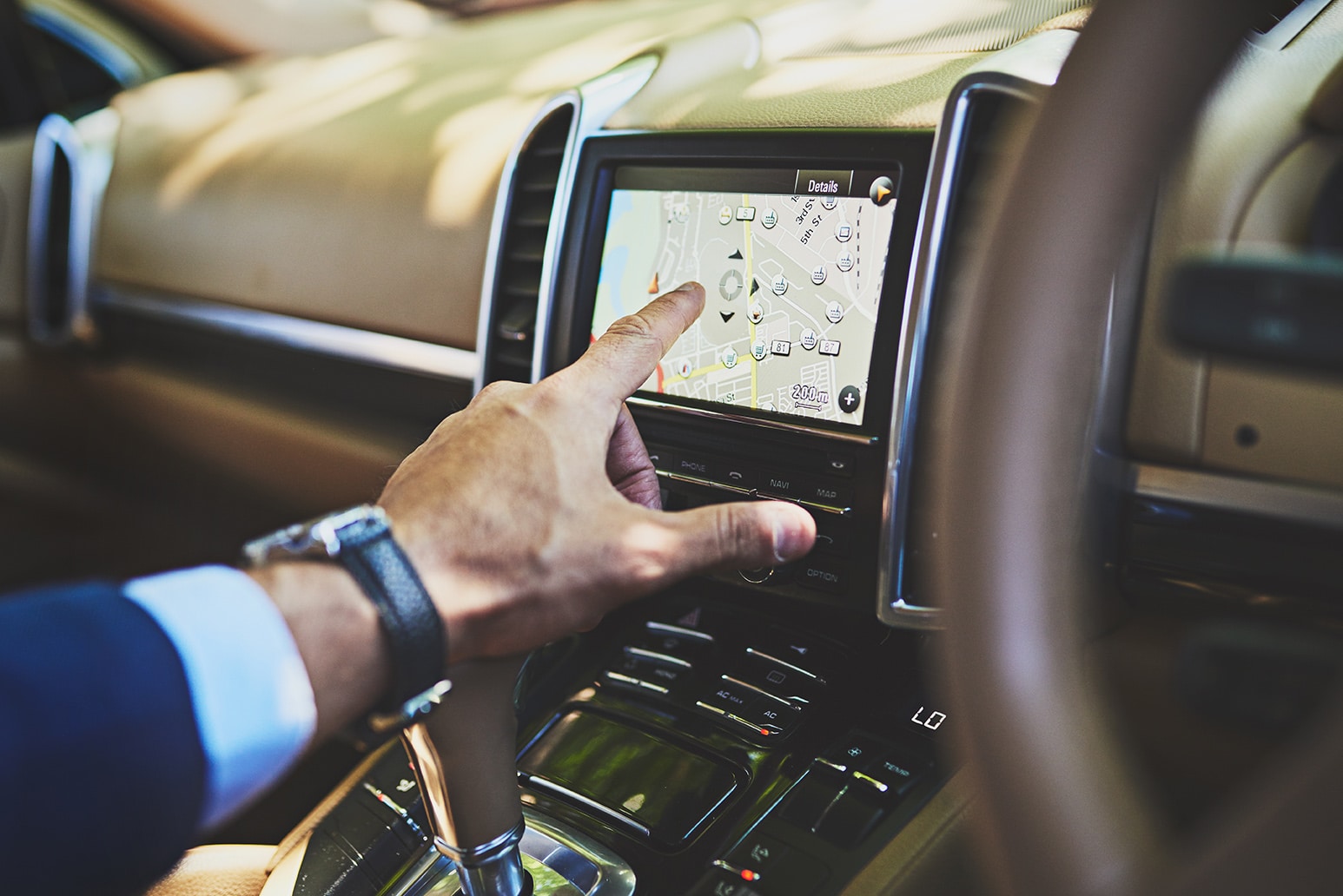 Écran tactile avec système de navigation GPS intégré au tableau de bord d’un véhicule