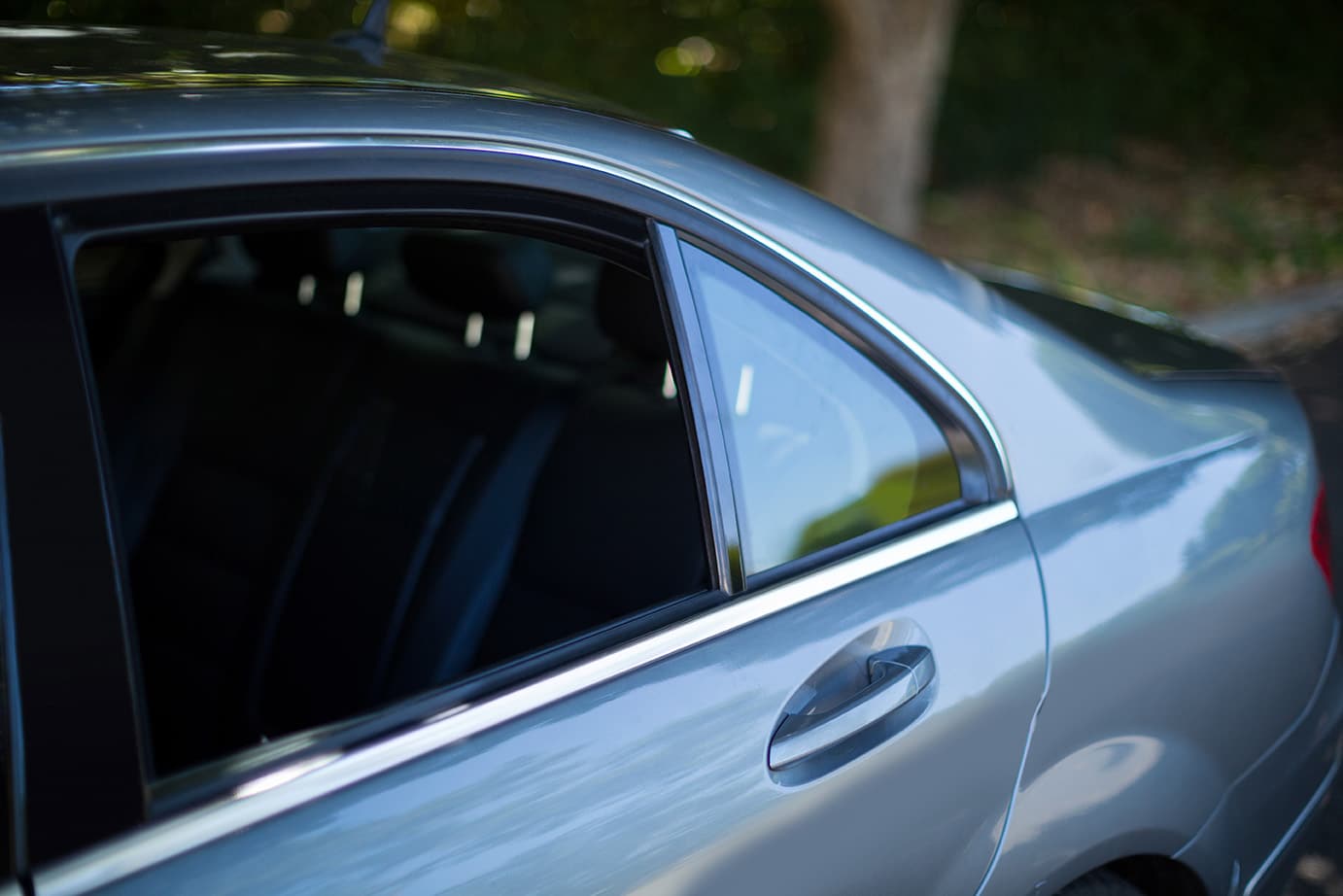 Vitres latérales teintées sur une voiture grise