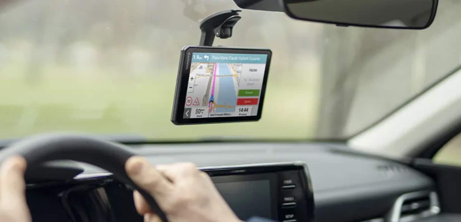 GPS Garmin installé dans un véhicule pour la navigation routière