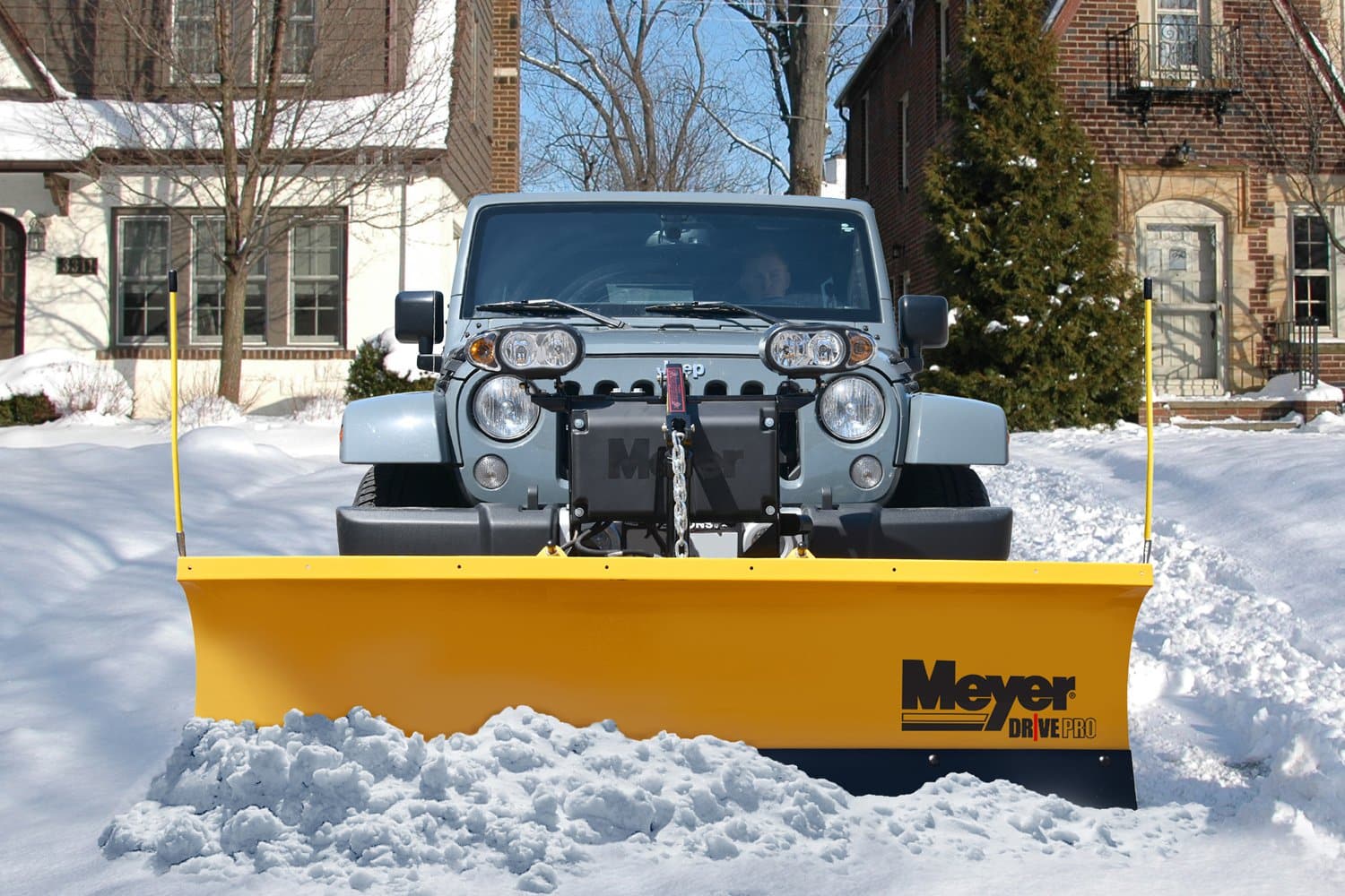 Chasse-neige Meyer Drive Pro installé sur un Jeep pour le déneigement